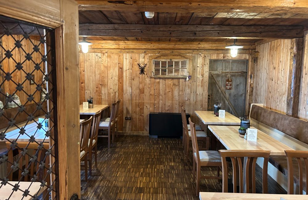 Innenansicht der Almwirtschaft