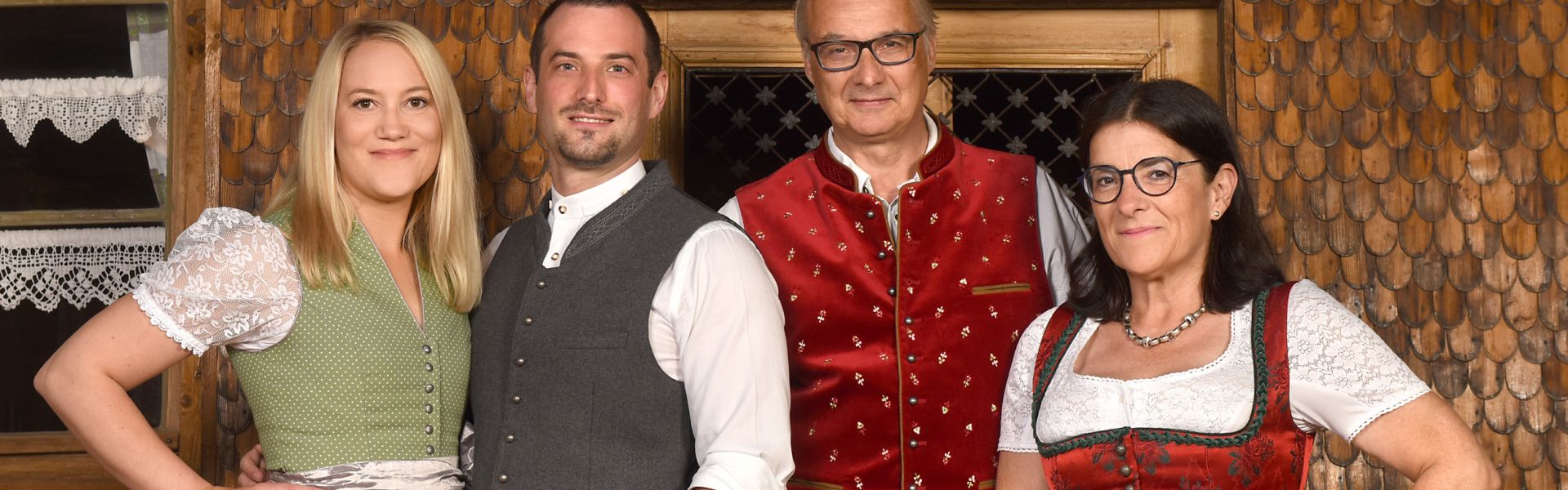 Die Gastgeberfamilie vor der Almwirtschaft