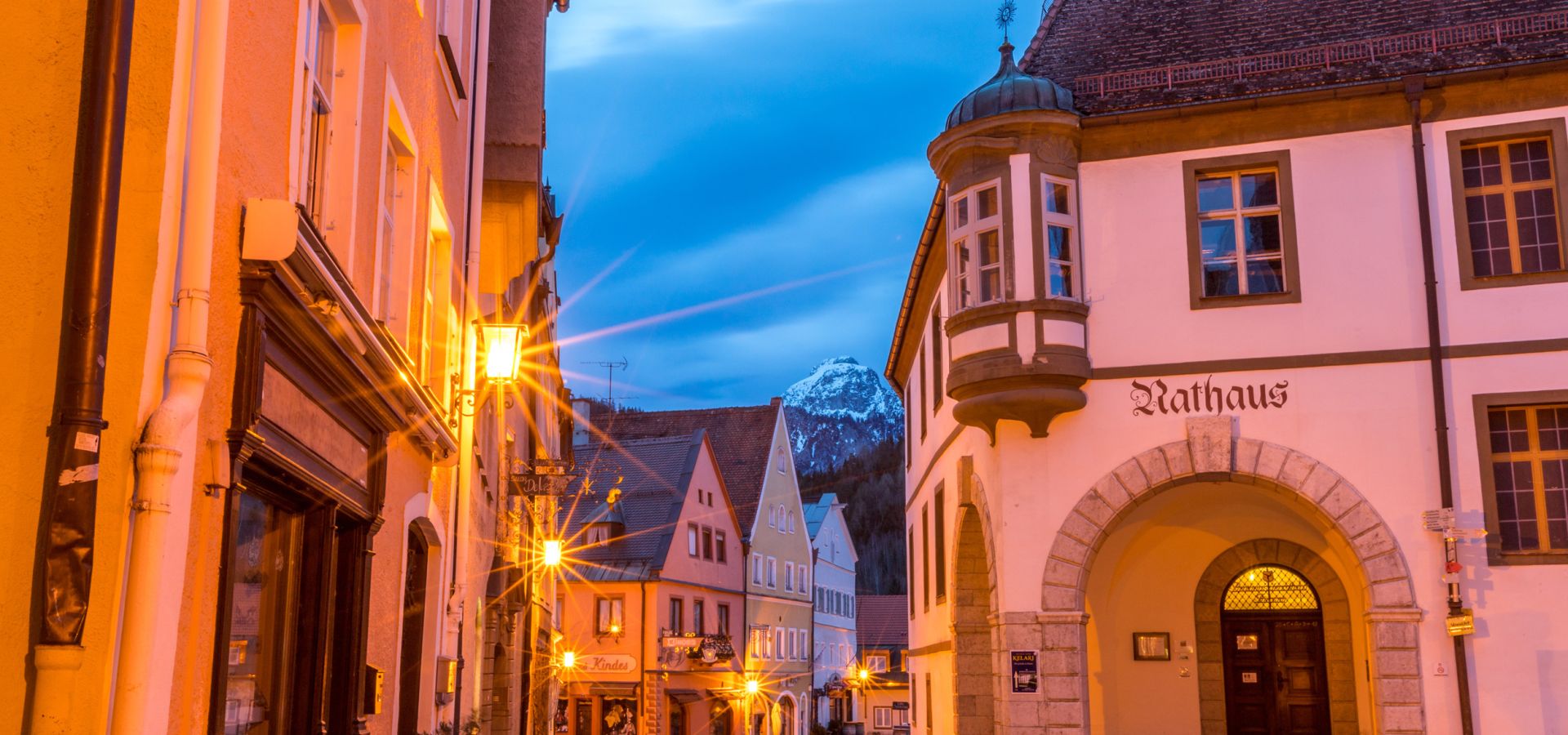 Die Altstadt von Füssen beleuchtet bei Nacht